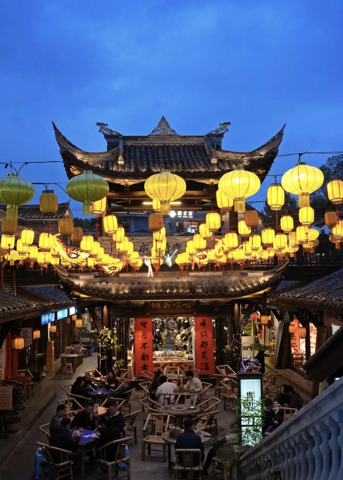 A traditional Chengdu teahouse where everyday conversation and culture meet